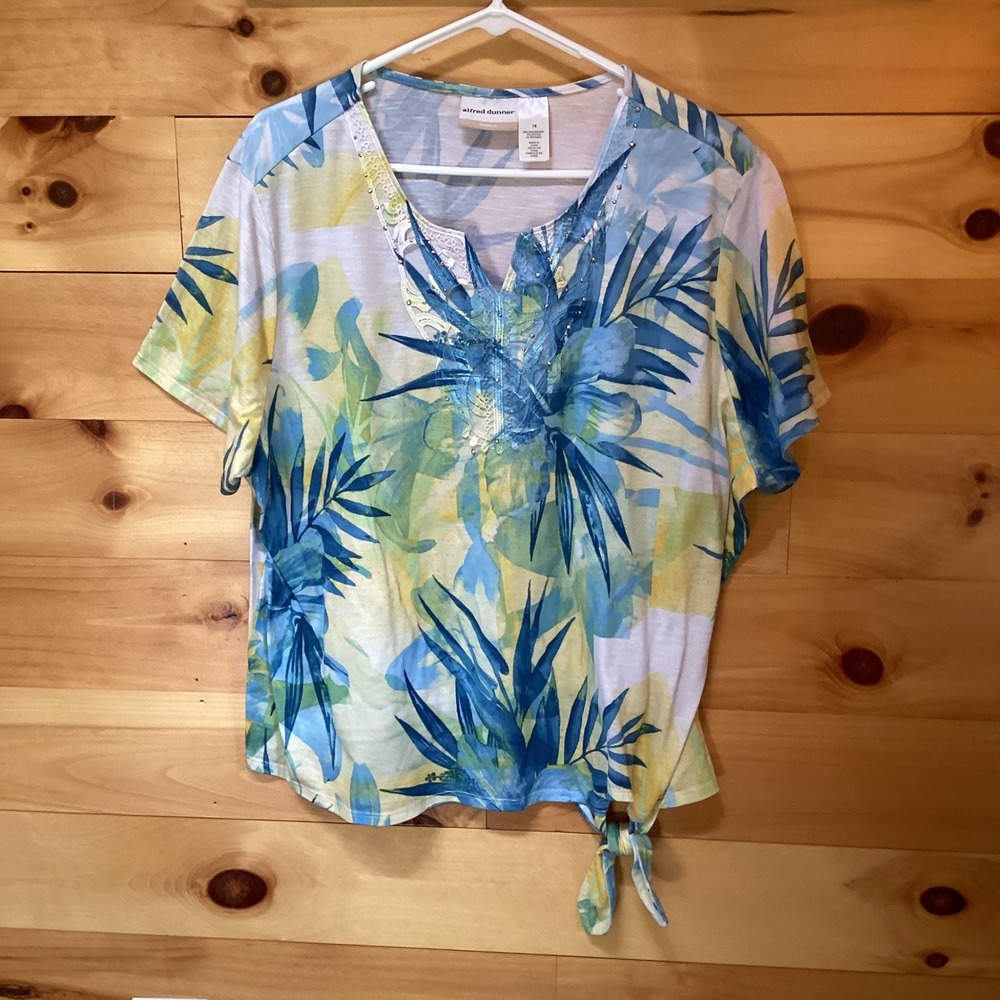 Alfred Dunner Woman 1X Tropical Palm Print Top Blue Yellow Rhinestone Lace Tie‎